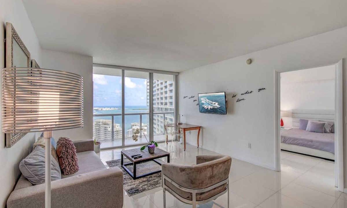 Downtown Miami Apartment | 0142 Skyline Serenity 1B/1B – 10% Off for Thanksgiving
