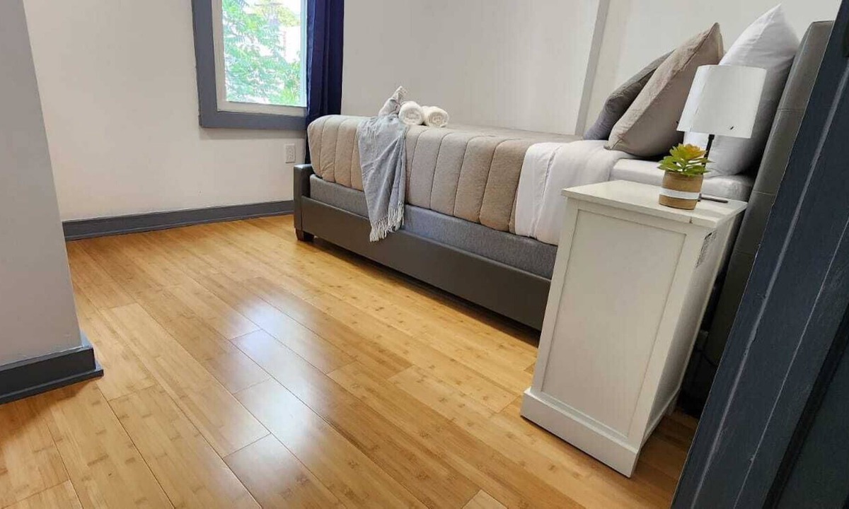 Primos Secane House | #04 Bright Room With Queen Bed+ TV in Angora