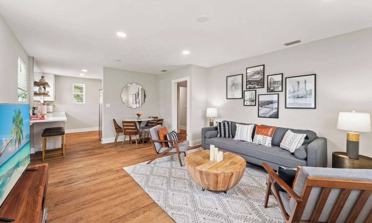 Murray Hill House | 1,536 sqft | 3/2 Modern Bungalow -7 miles to Stadium!