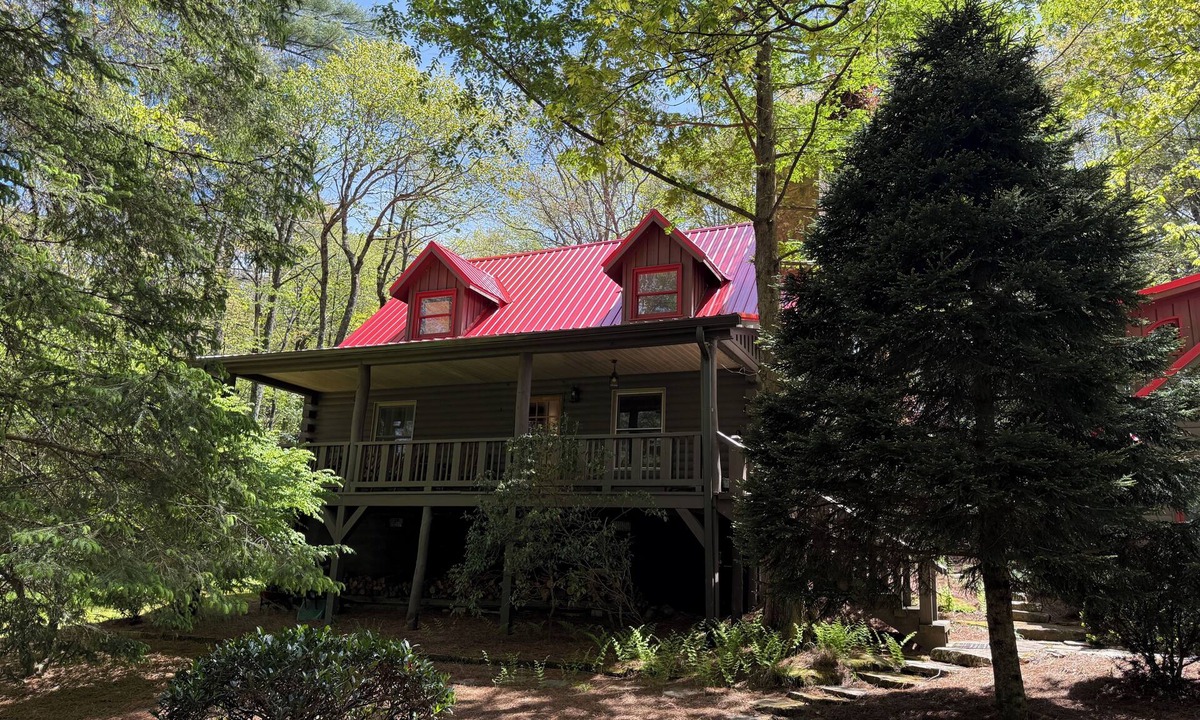 Highlands House | 1.7 miles from town yet it feels like you're in a National Forest (you are)