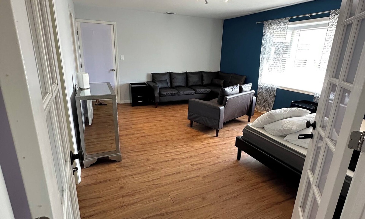 Trafalgar Bed & Breakfast | 1-bedroom bed & breakfast in charming Cape Coral with Pool and laundry service