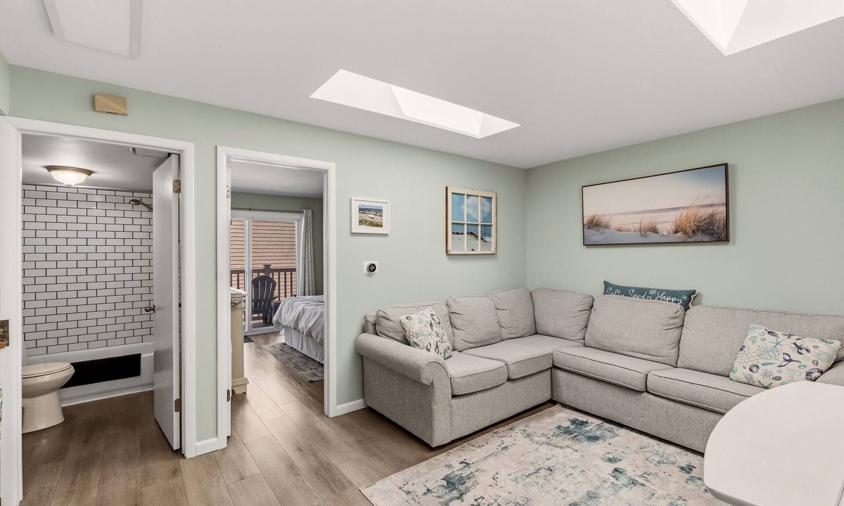 North End Condo | 1 Bedroom Condo Next to Boardwalk with Parking, Pool and Hot Tub