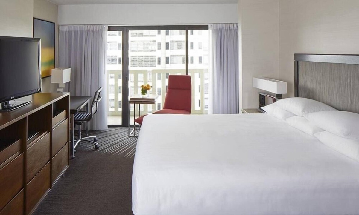 Peachtree Center Hotel | 1-Bedroom Suite at a 4⭐️ Hotel