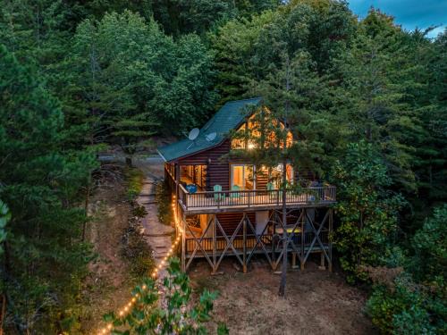Vein Mountain House | 1 bedroom with a loft and hot tub cabin 45 minutes to Asheville