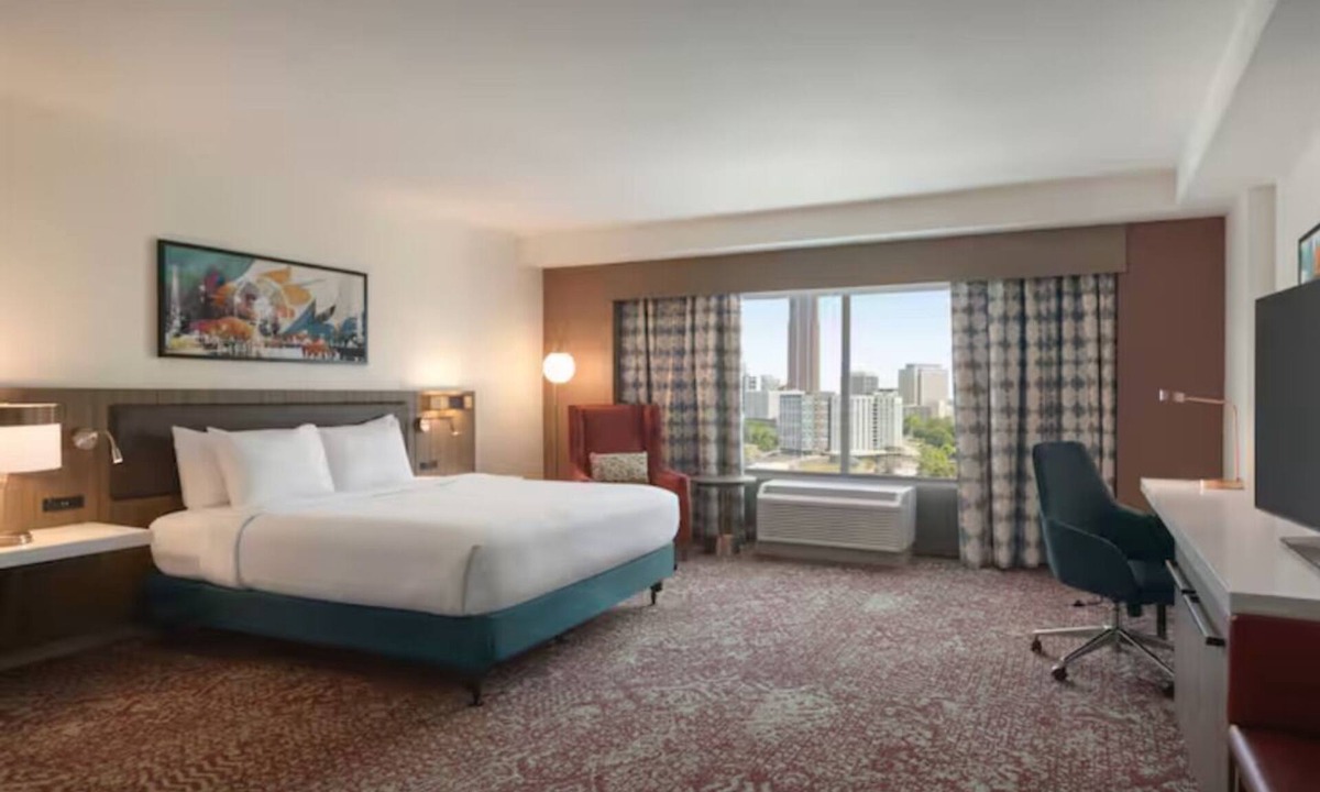 Downtown Atlanta Hotel | 1 King Corner Room at Hilton Garden Inn Atlanta Downtown