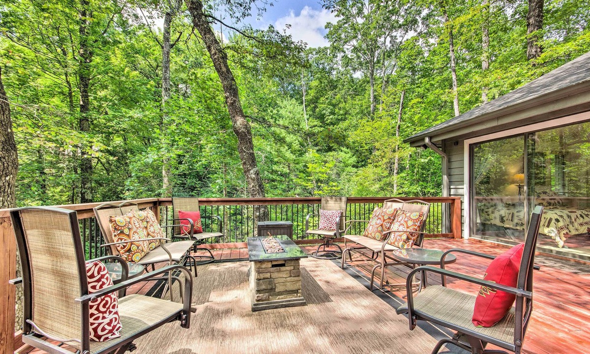 Lake Toxaway Cabin | 1 Mi to Marina: Lake Toxaway Cabin w/Fire Pit