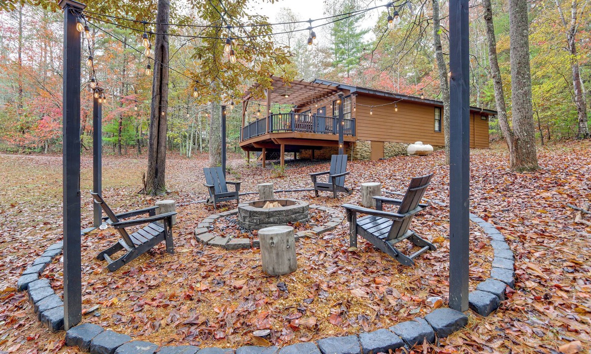 Blairsville Cabin | 1 Mi to Nottely Lake: Home w/Furnished Deck!