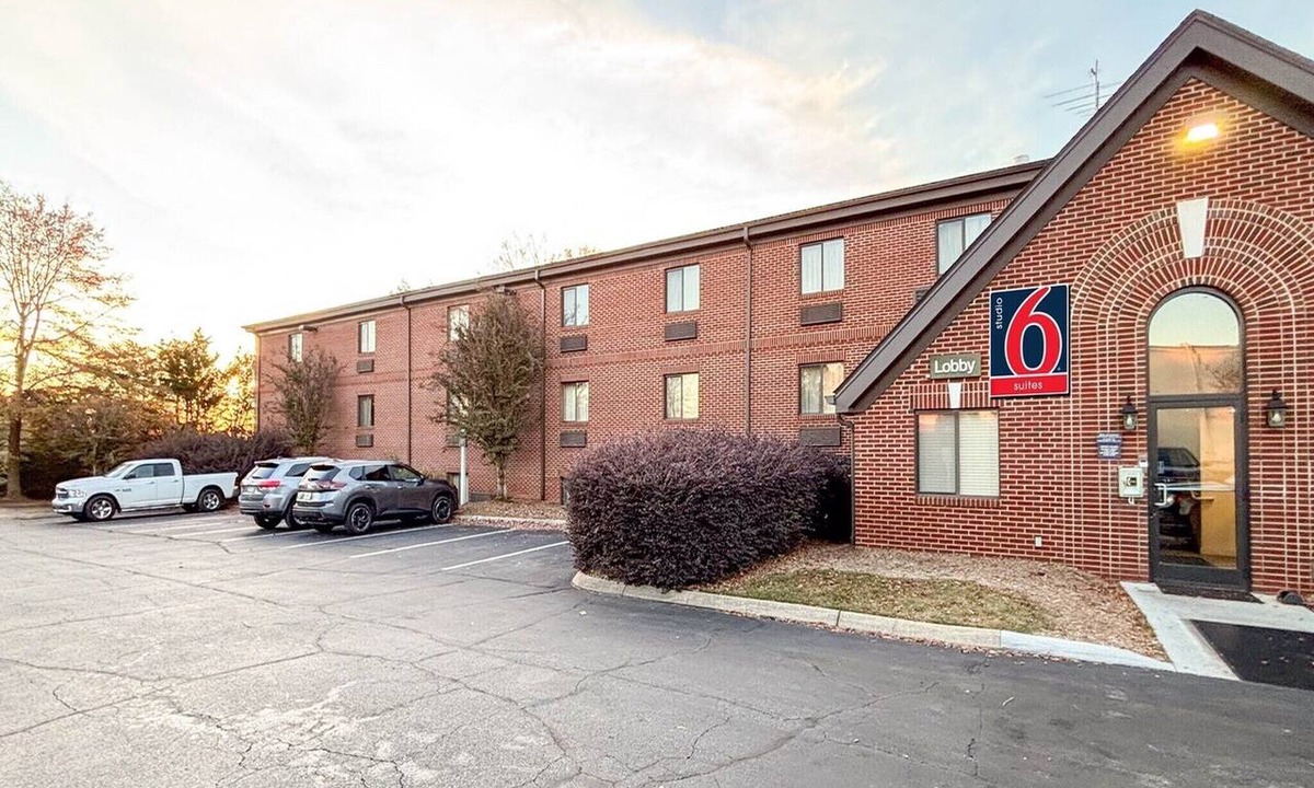 Greenville - Spartanburg Apartment | 1 Queen Bed | Mob Acc Tub Ste Nsmk Sb Micfri