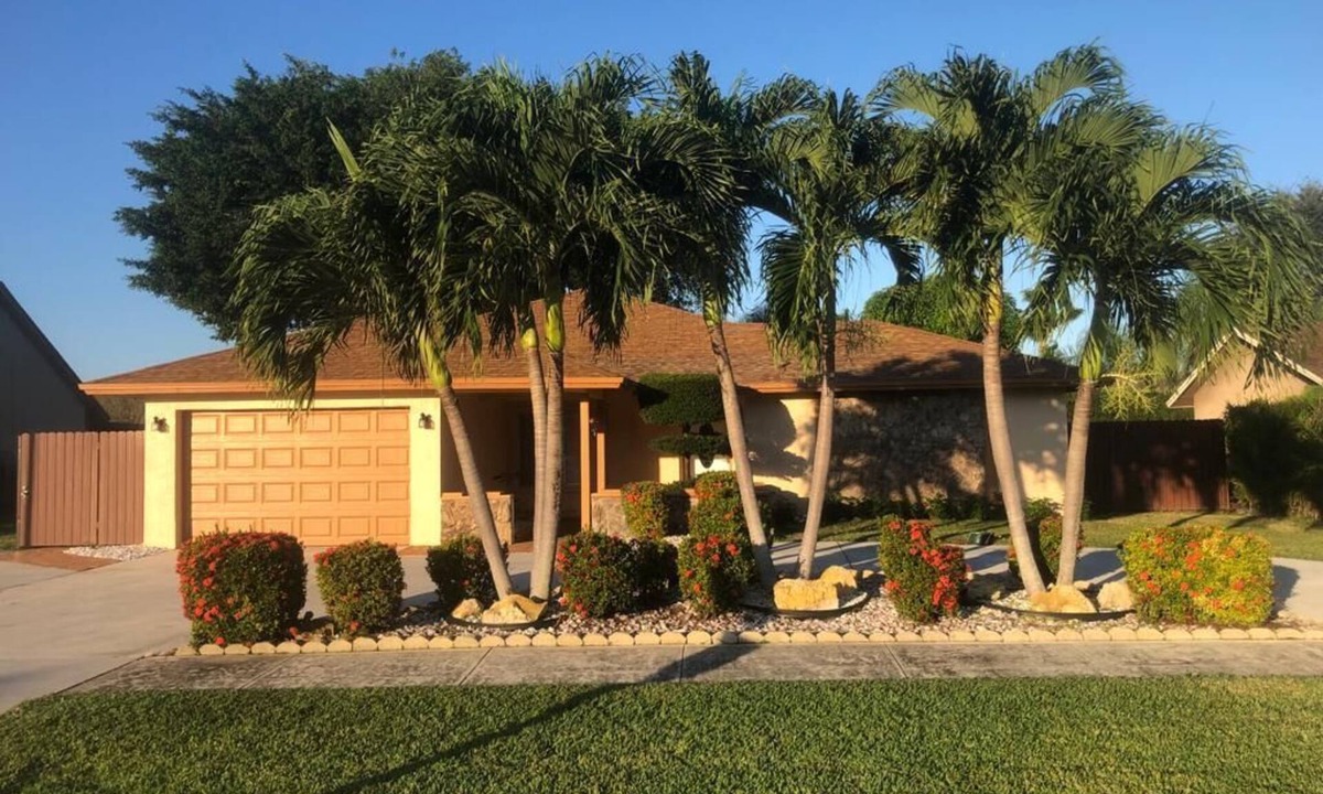 Greenacres House | 10-15 mins from the beach and beautiful lake in the back yard !