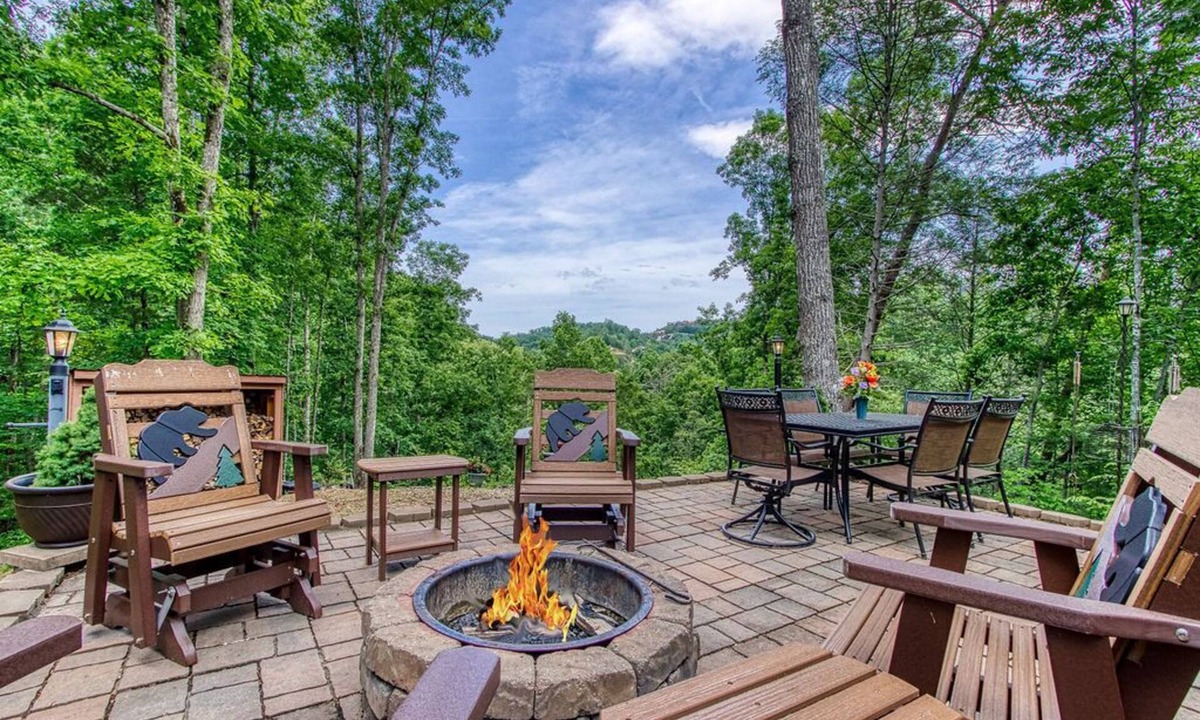 Sevierville Cabin | 10 min to Dollywood/Cal Ripken Field, Firepit, Foosball, Hot Tub, Private