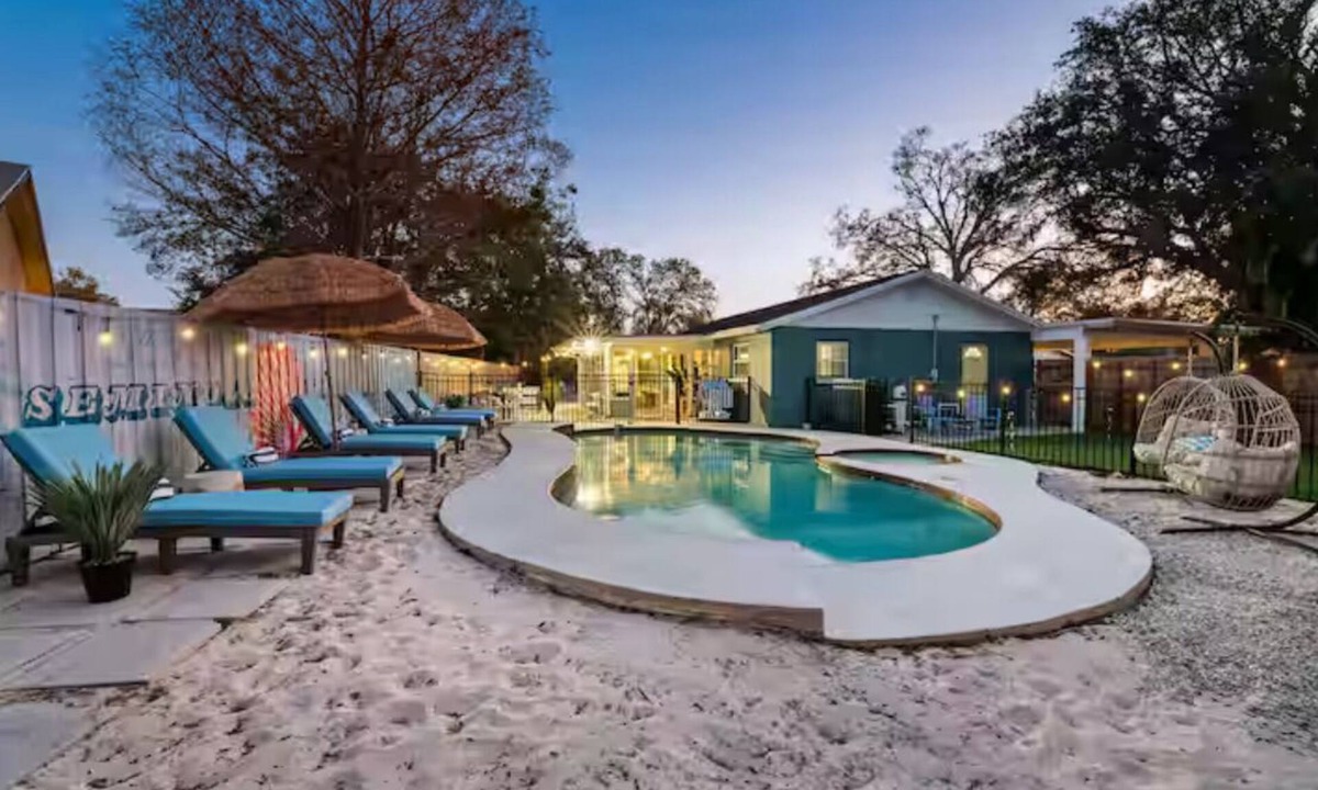 Seminole House | 10 minutes to Beach ~Minigolf ~ Heated Pool ~ Spa ~ Basketball Court ~ Game Room