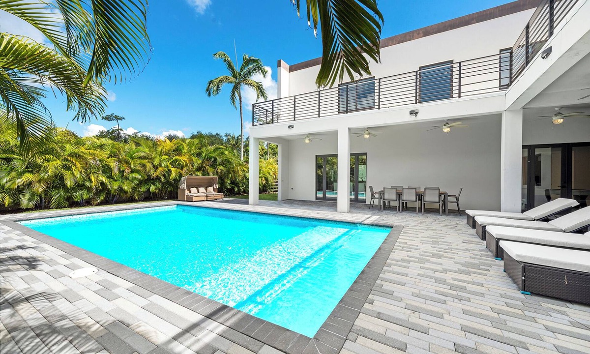 Glenvar Heights House | 10BR Modern Spacious New Villa, Pool, Games & Grill