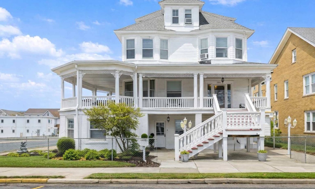 Cape May - Wildwood House | 10BR WW Victorian Beach House - Sleeps 30!