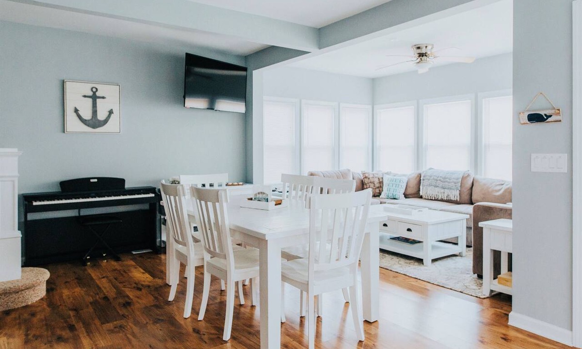 Ventnor City House | 1½ Blocks to Boards | 1st Floor EnSuite | Beach Gear | Driveway