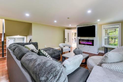 Americus House | 11 Acres & Balcony! Sleek Retreat in Americus