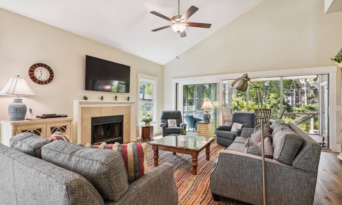 South Beach House | 11 Beachside ~ Pup Friendly Home, Across from Salty Dog and South Beach Marina