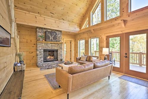 Banner Elk House | 12 Mi to Sugar Mtn! Group Getaway w/2 Decks