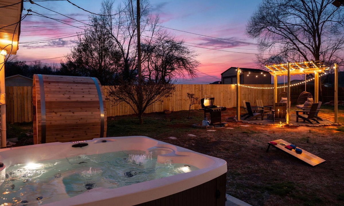 Sequatchie House | 12 min to Denny Cove 5BR Hot Tub Sauna Game Room