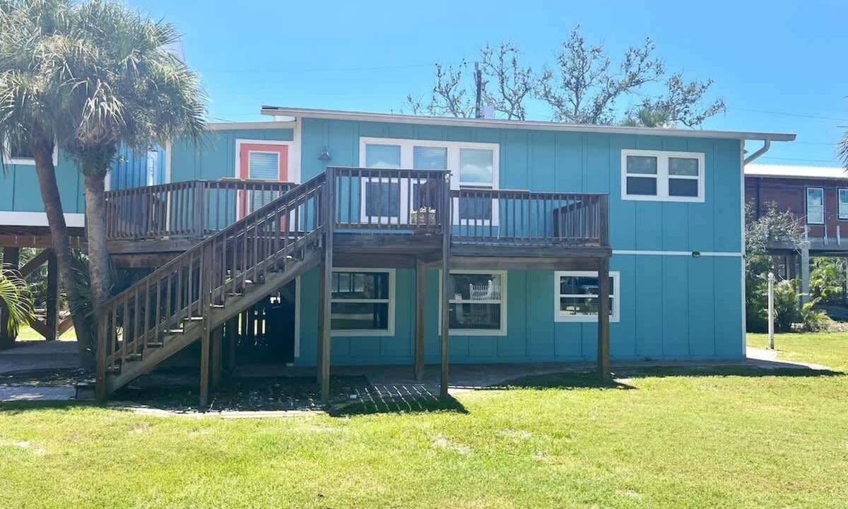 Mid Island House | 122 Falkirk Small Pet Friendly Cottage near Beach
