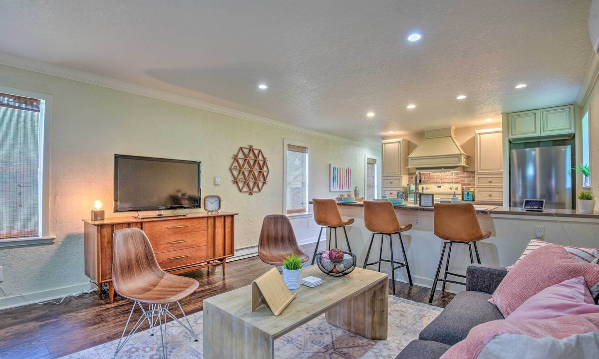 Winter Garden Cottage | 16 Mi to Disney: Cottage w/Deck in Winter Garden