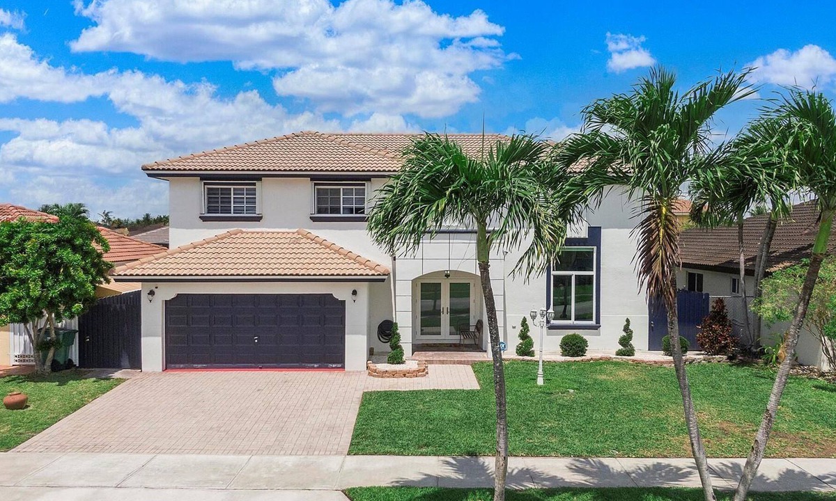 Richmond West House | 166th Street Estate | House in Miami with a private pool