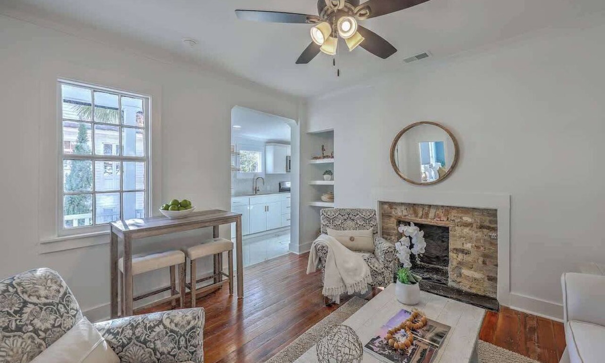 Cannonborough Elliotborough Apartment | 1880's Charleston Single. One Bedroom with parking