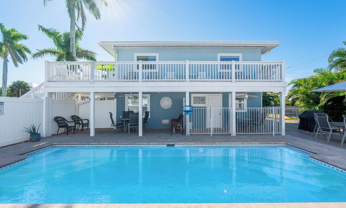 Hills T P House | 🌊1st Floor | Shared Pool | Easy Beach Access | Blue Pearl Manor Lower🌊