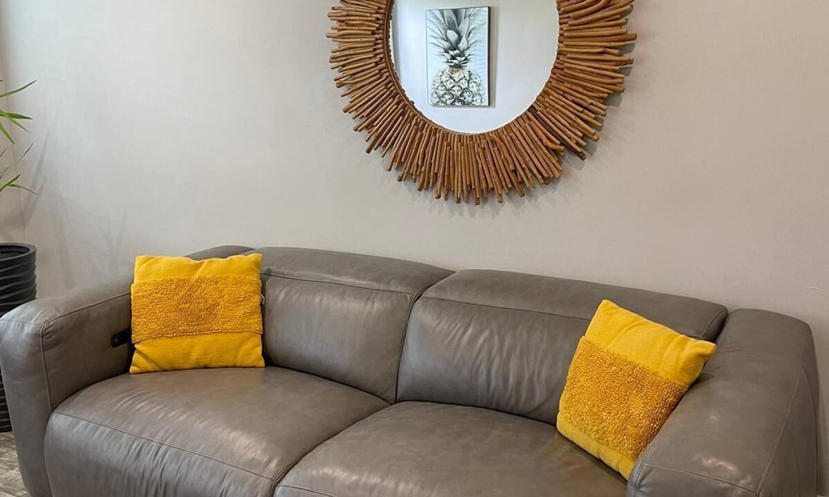 Croissant Park Apartment | 2/1 close to Downtown Fort Lauderdale, Free Parking, Washer and Dryer