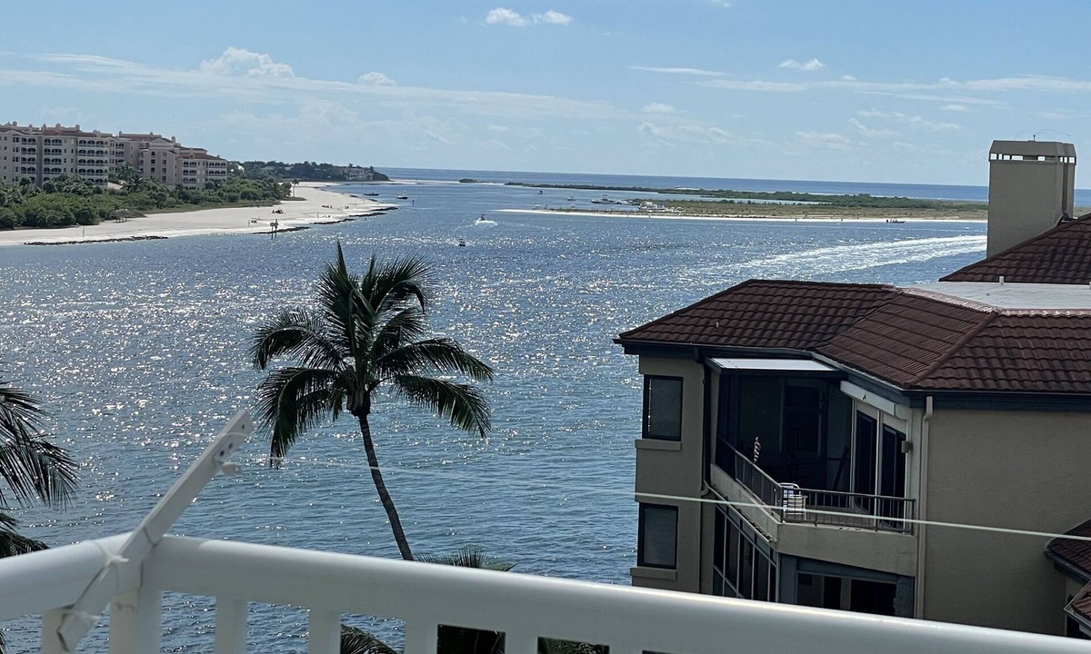 Isles of Capri Condo | 2 bdrm condo w/pool on Marco River w/Gulf views