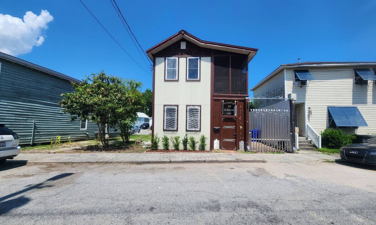 Westside House | 2 Bed 2 Bath - Great Location! 1 Block off King St