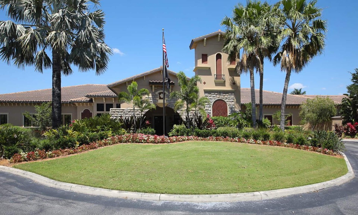 Bradenton House | 2-Bed/2Bath/1Den First Floor Townhouse in a lovely gated golf course community.
