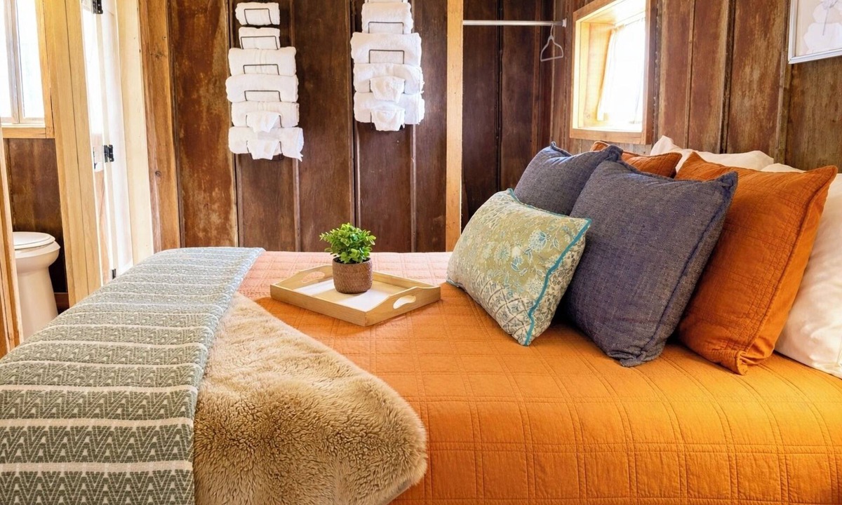 Tracy City Hostel | 2 Bed Boutique Suite at The Goat Pen - Gizzard South Room
