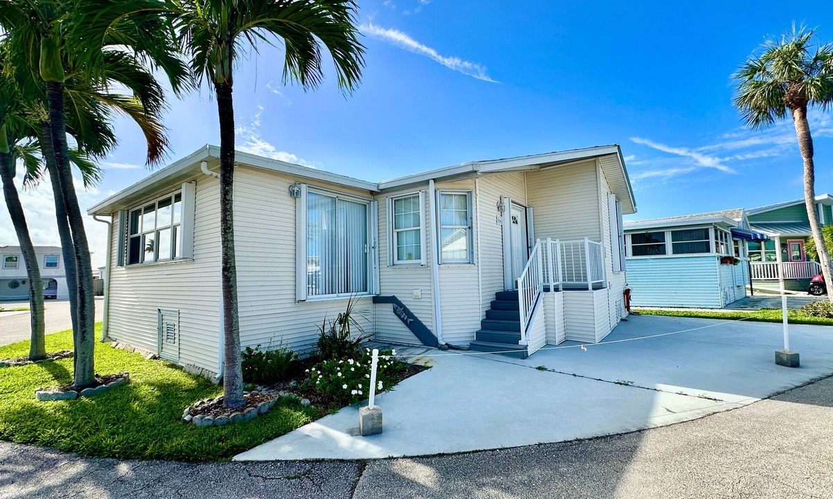 Nettles Island House | 2-bedroom, 2-bathroom home is situated on a prime corner lot