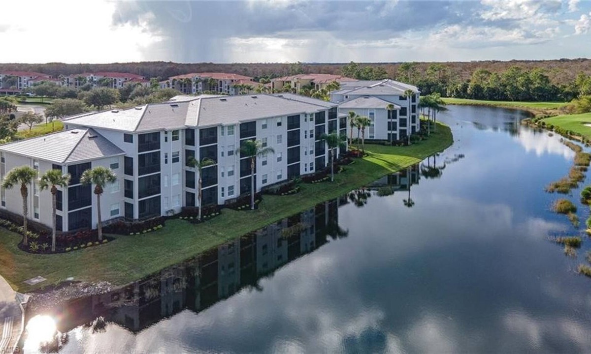 Naples Condo | 2 Bedroom Condo 279342 by Houzlet