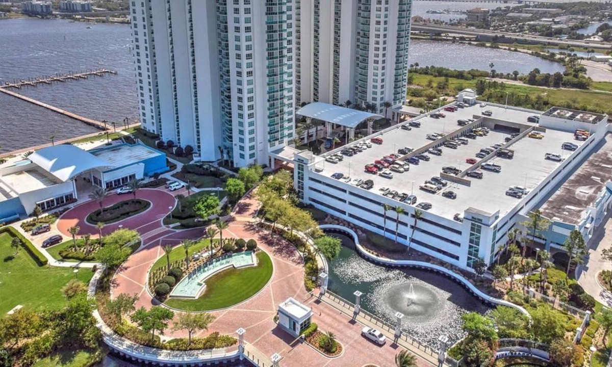 Kingston Condo | 2 Bedroom Condo (93395) by Houzlet