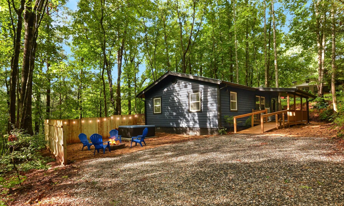 Cashes Valley Cabin | 2 Bedroom Cozy Cabin w/ HOT TUB