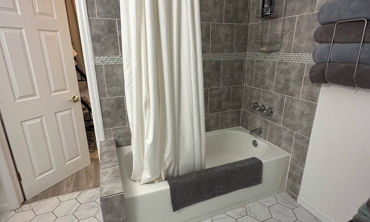 Oaklyn House | 2-bedroom vacation home 8 minutes from lovely Philadelphia Attractions