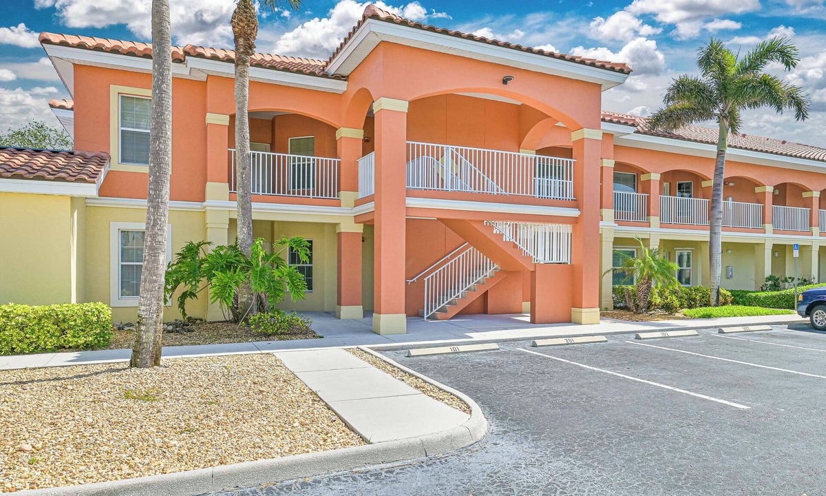Majestic Palms Villa | 2-bedroom villa in welcoming Fort Myers with WiFi, AC, minutes from beach
