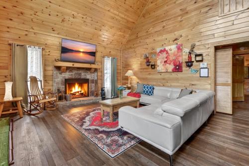 Sevierville Ski Chalet | 2 Bedroom wTickets to Dollywood, Pigeon Forge, Wood burning fire,Resort Pool