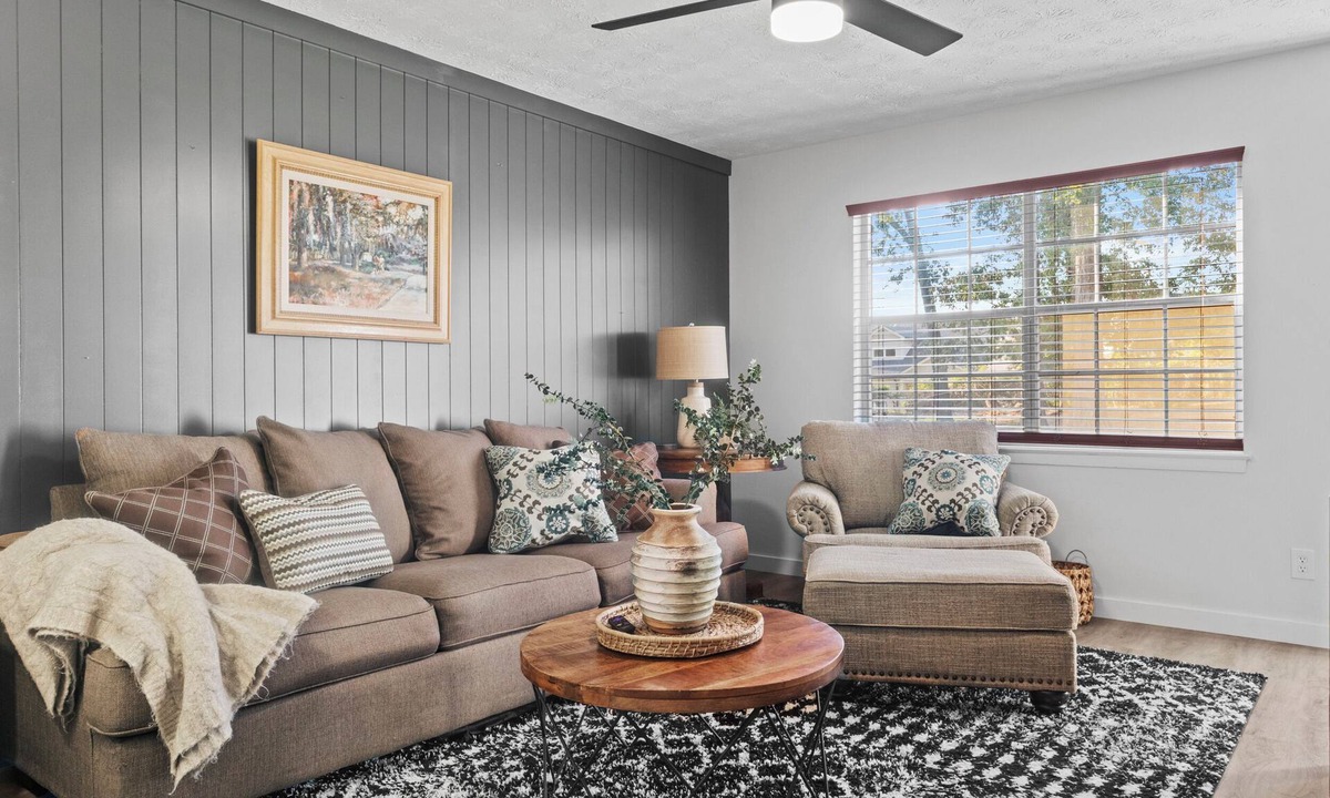 Gainesville Condo | 2 BR/1.5 BA Townhome, Near NGMC, Pets OK, Longer Stays OK, In-Unit W/D