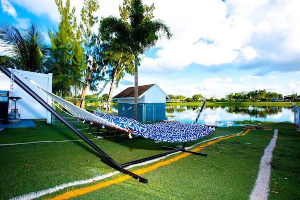 Davie House | 2 BR Lakefront Town House Kids Friendly/ Davie lake