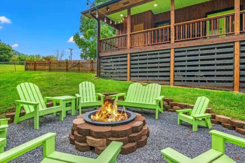 Wears Valley House | 2 Cabins in One- Mtn Views - Hot Tub - Fenced Yard
