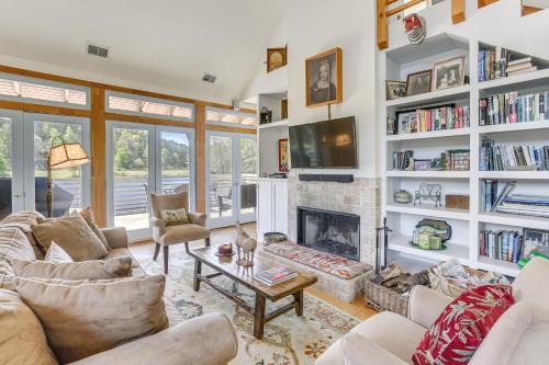 Argo House | 2 Docks + Paddleboard: Lakefront Alabama Retreat!