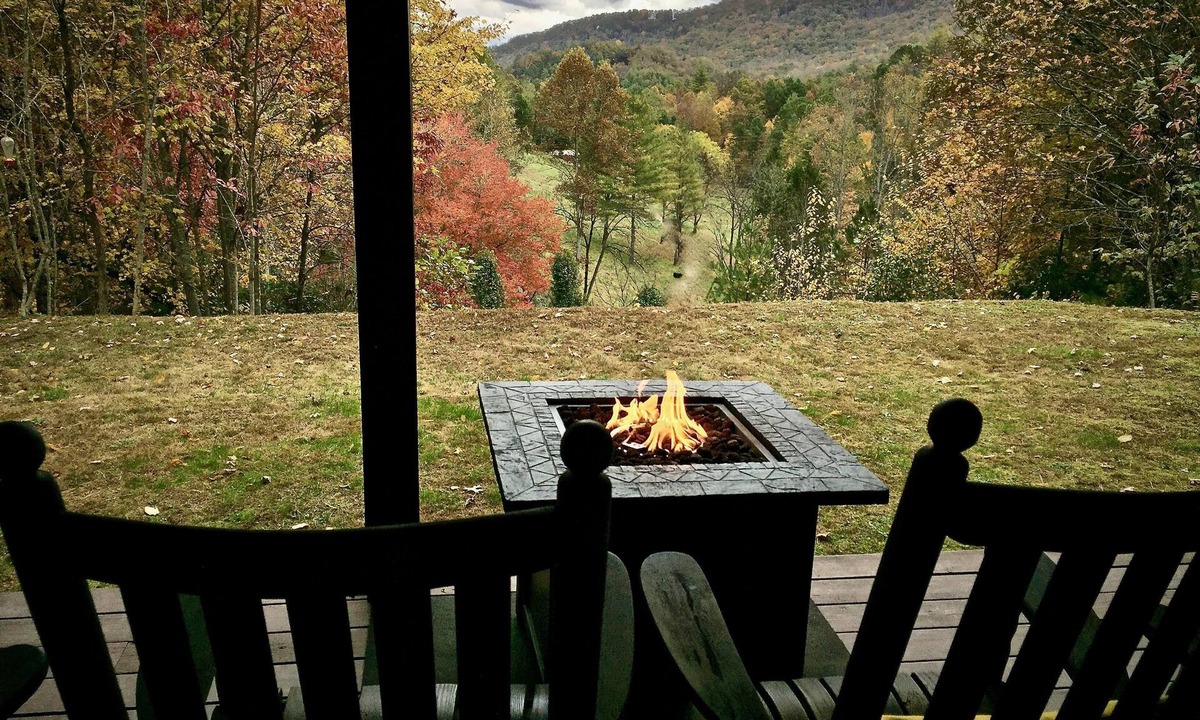 Bryson City Cabin | 2 King Suite/Pastoral & Mtn View/Hot Tub/Wi-Fi