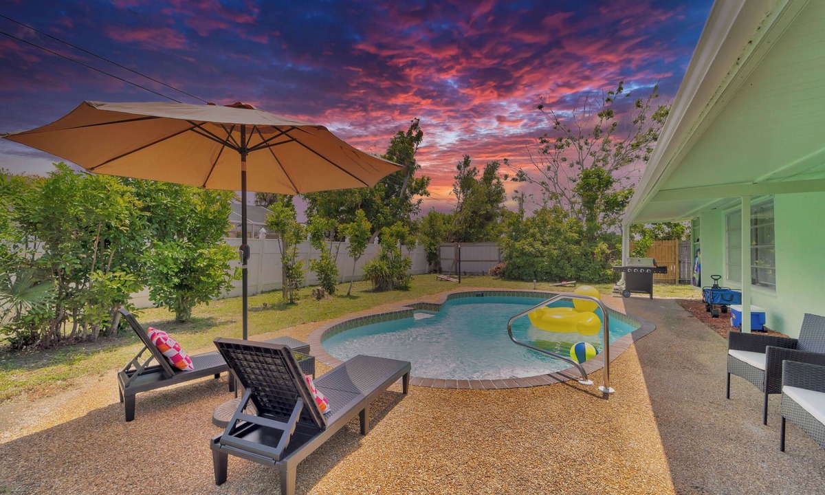 Venice Gardens House | 2 Kitchens + Pool + Ping-Pong + Corn Hole + BBQ + Next to Venice Downtown