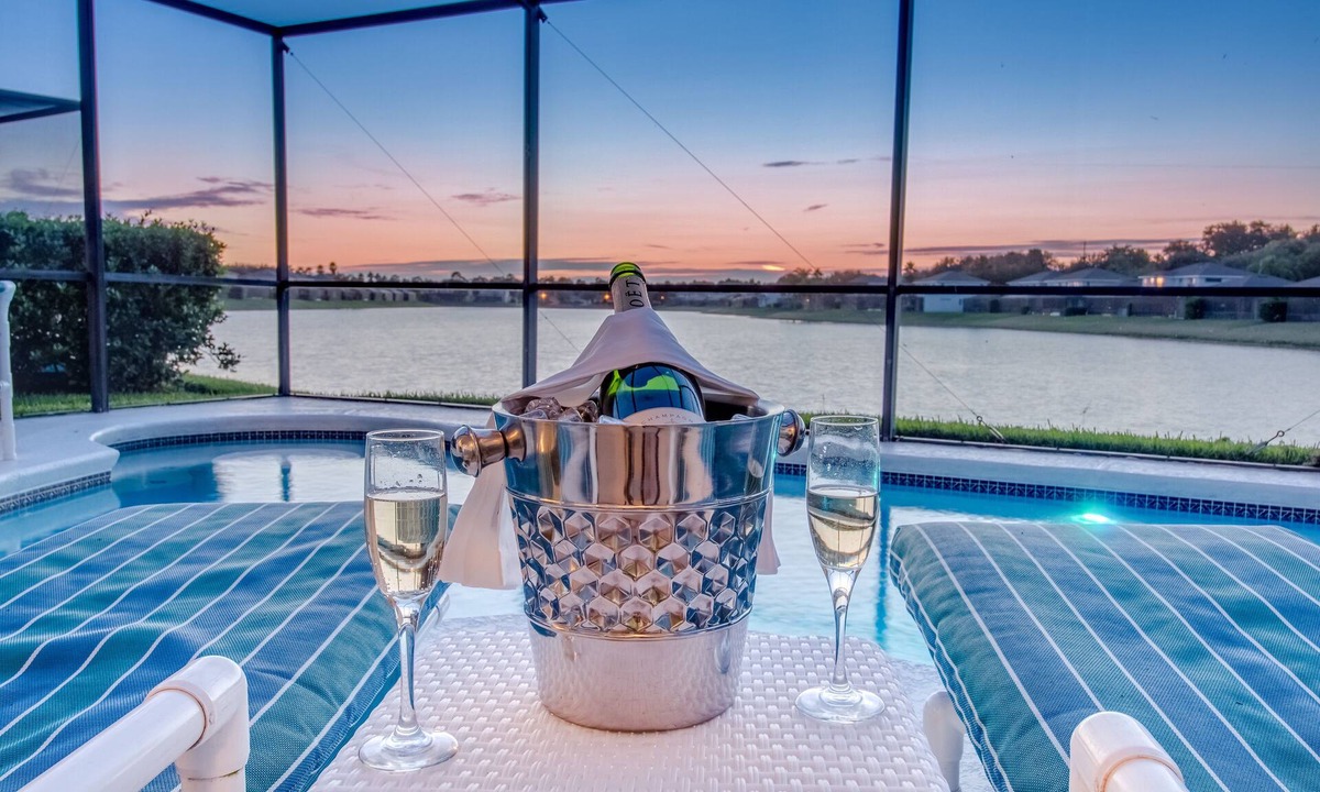 Sunset Lakes House | 2 Masters, Hot Tub, Games Room, Stunning Lake Views, Disney Only 4 Miles!