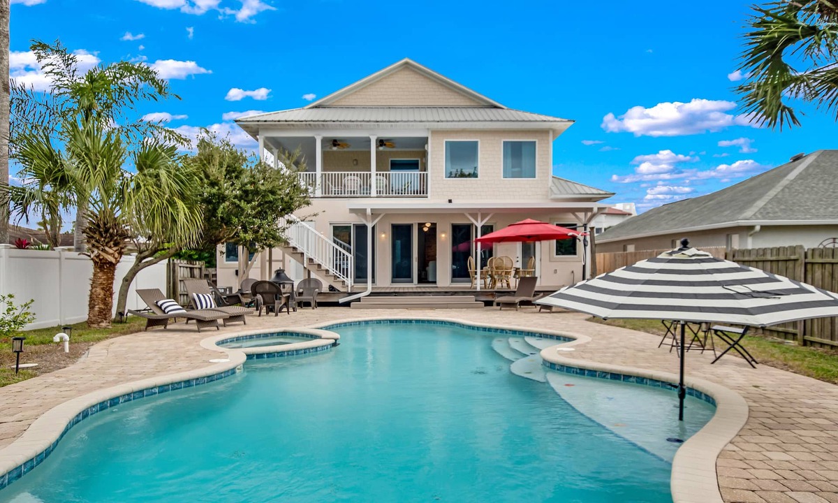 New Smyrna Beach House | 2 mastrs, htd salt lap pool, SPA, 2mins walk to beach - Happy Island Retreat