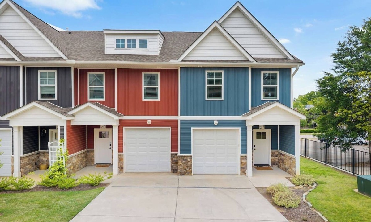 Drayton House | 2 Modern 2024 Townhomes | Spacious Stay for 10 Near Downtown
