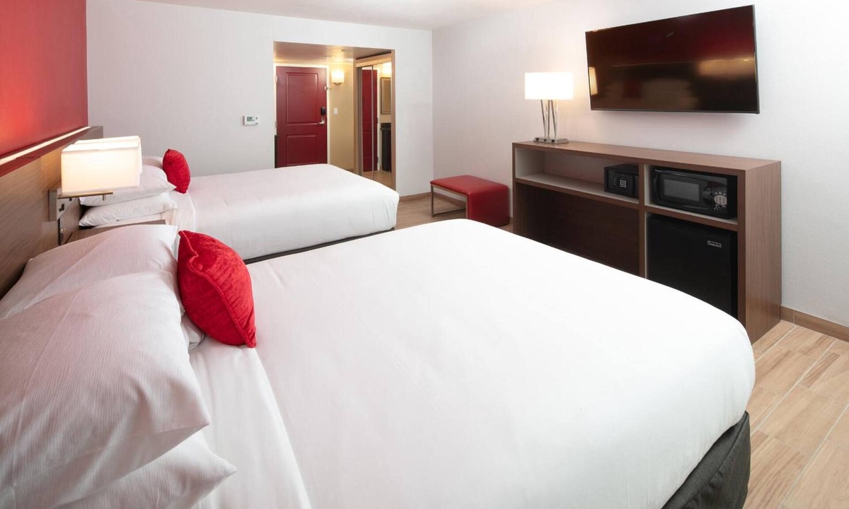 Kissimmee Hotel | 2 Queen | Radisson LBV South | Lazy River, Pool, Hot Tub, Theme Park Shuttle