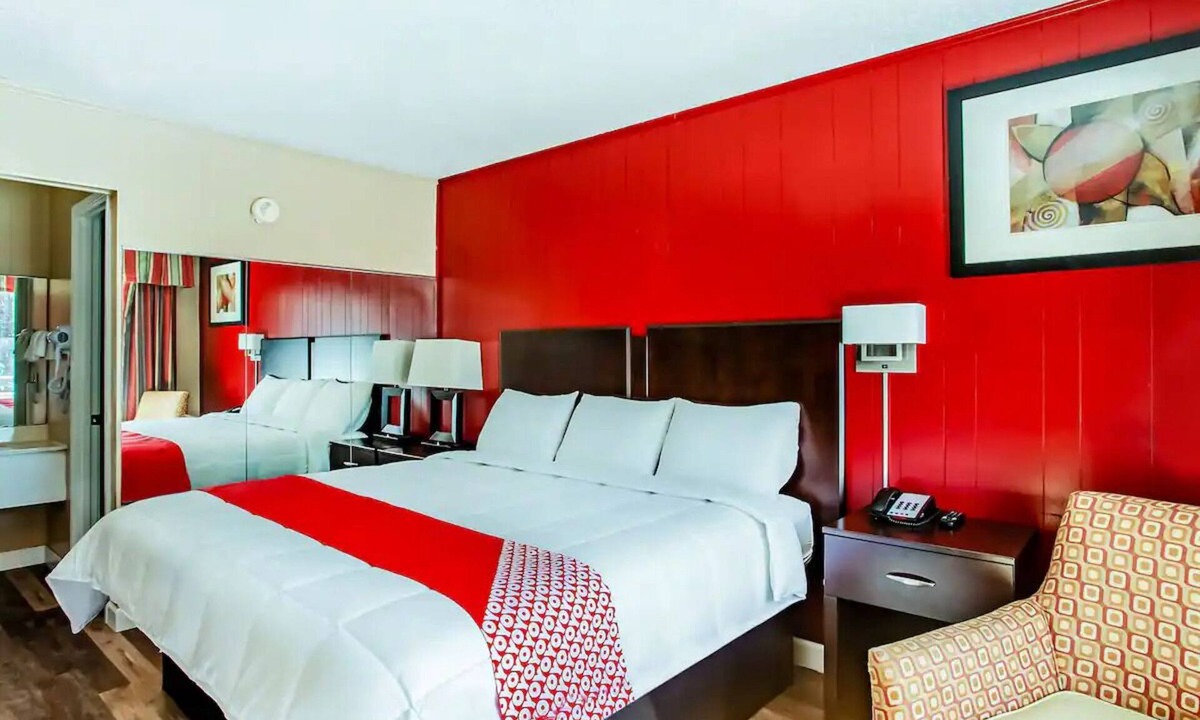 Ridgeland Hotel | 2 Relaxing Rooms w/Private Bath + Flat-Screen TV Near Local Spots